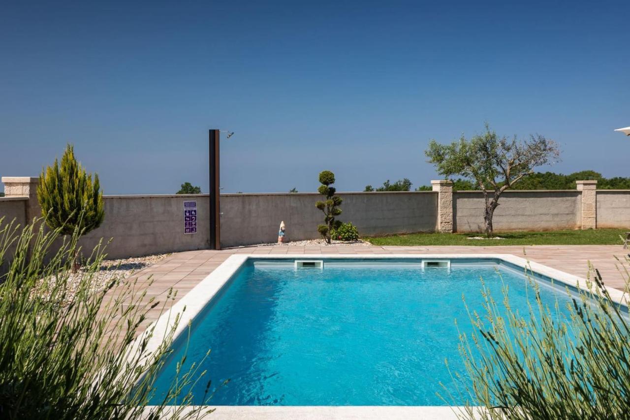 Activity Villa Gita With Pool And Grill In Tinjan 외부 사진