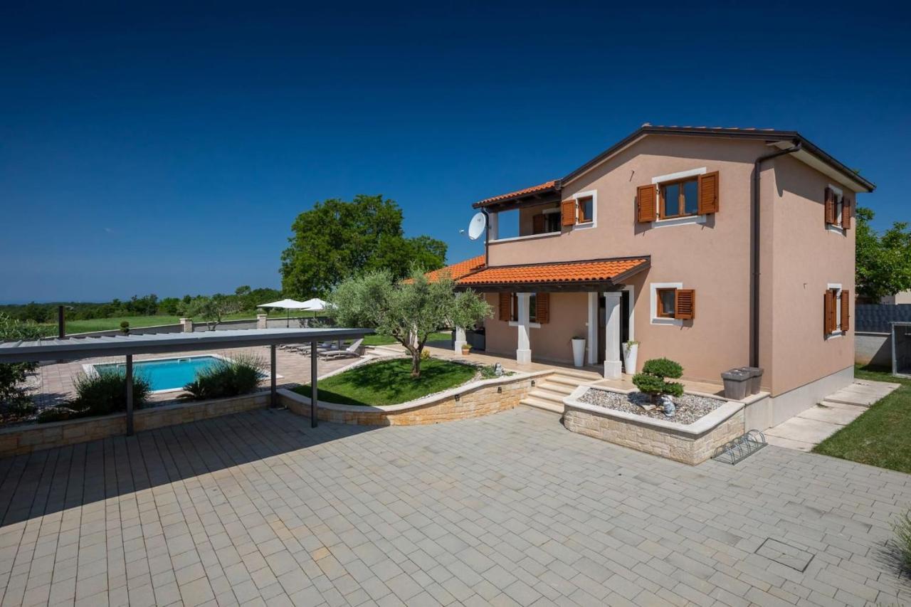 Activity Villa Gita With Pool And Grill In Tinjan 외부 사진