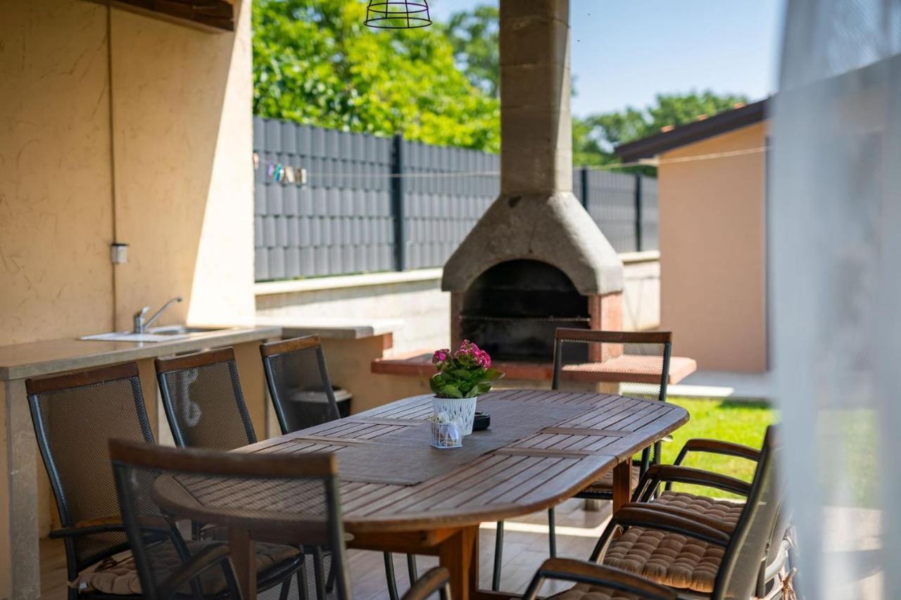 Activity Villa Gita With Pool And Grill In Tinjan 외부 사진